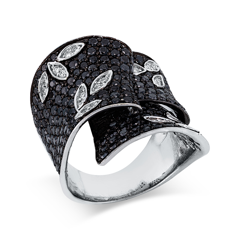 Ring 18 kt WG, Fassung teils schwarz rhodinie, 24 Brill. 0,23 ct, TW-vsi/si, 205 Brill. 3,89 ct, schwarz