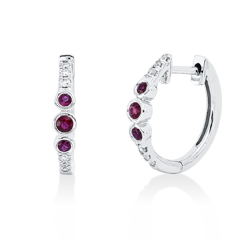 Creolen 14 kt WG, 8 Brill. 0,06 ct, TW-si, 4 Brill. 0,03 ct, TW-si, 6 Rubine 0,18 ct rot