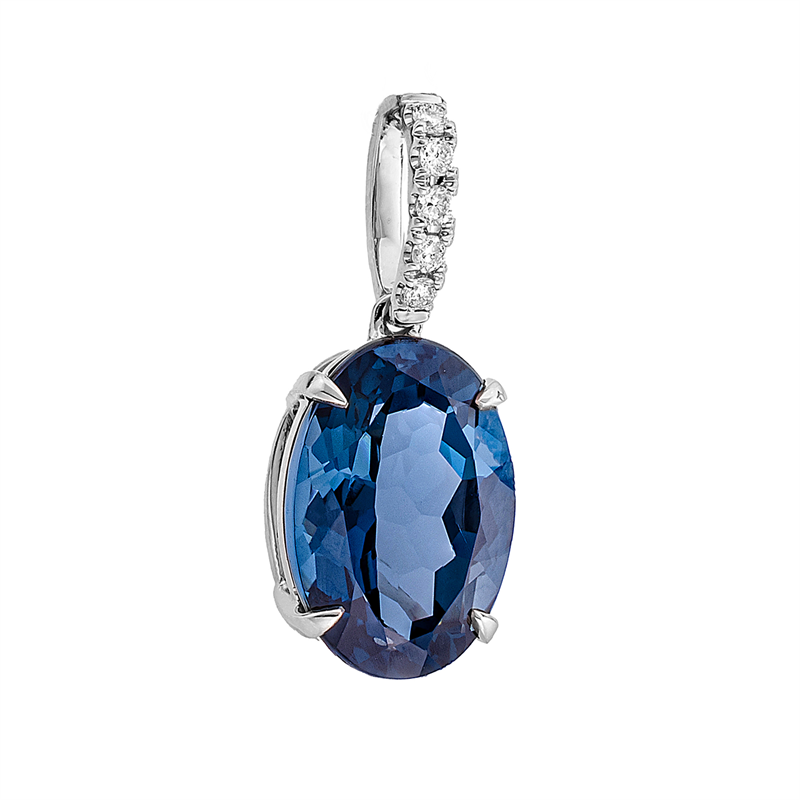 Anhänger 18 kt WG, mit Öse, 5 Brill. 0,10 ct, TW-si, 1 Topas 7,20 ct Lond. blue