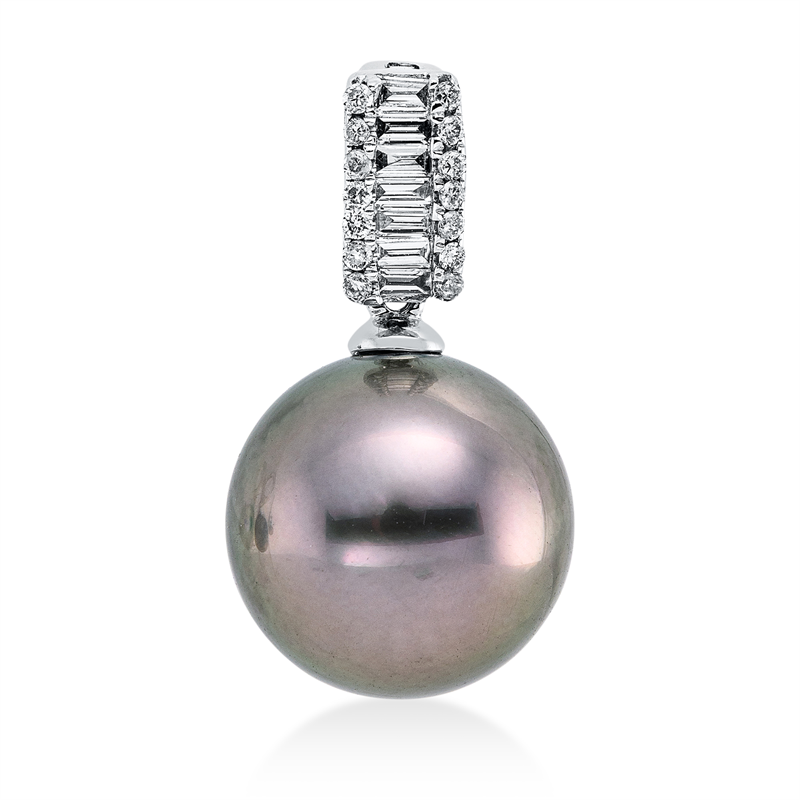 Anhänger 18 kt WG, 7 Trap. 0,08 ct, W-si, 14 Brill. 0,05 ct, W-si, 1 TA silber 10,5 mm