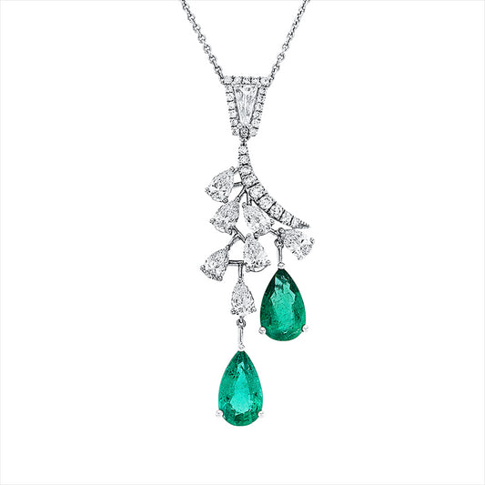 Anhänger 18 kt WG, 7 Tropfen 1,16 ct, 1 Trap. 0,12 ct, TW-vsi/si, 1 Smaragd 1,07 ct, 1 Smaragd 1,14 ct grü