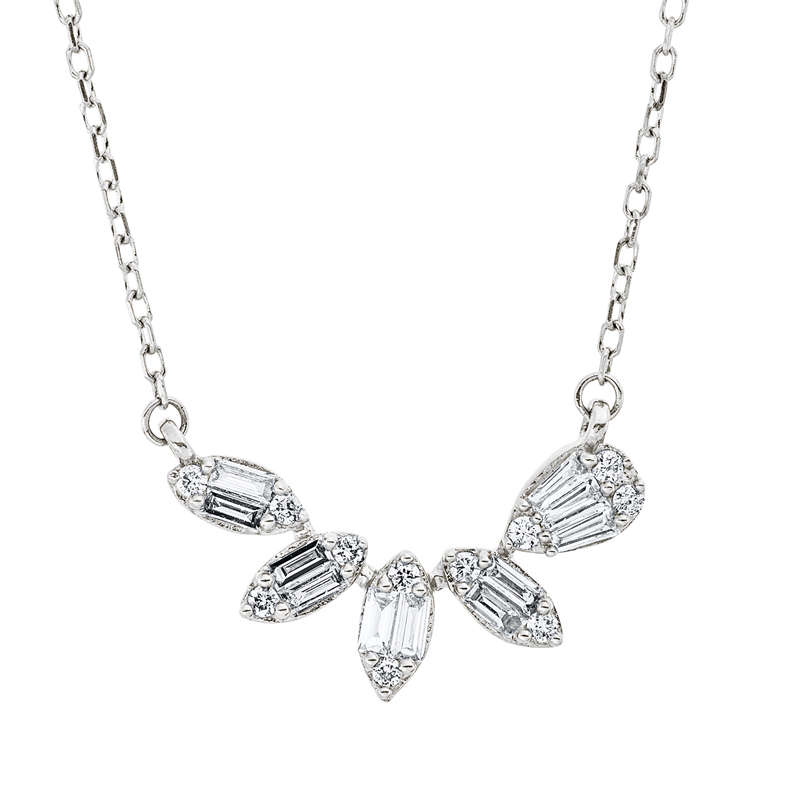 Collier 18 kt WG, mit ZÖ 40 cm, 8 Bag. 0,11 ct, TW-vsi, 3 Trap. 0,04 ct, TW-vsi, 11 Brill. 0,06 ct, TW-si