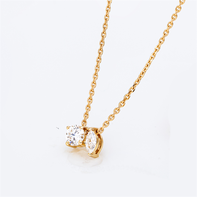 Collier 18 kt GG, mit ZÖ 42 cm, 1 Nav. 0,05 ct, TW-si, 1 Brill. 0,10 ct, TW-si