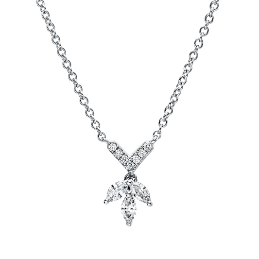 Collier 18 kt WG, mit ZÖ 43 cm + 40,6 cm, 3 Nav. 0,21 ct, TW-vsi/si, 7 Brill. 0,03 ct, TW-vsi/si