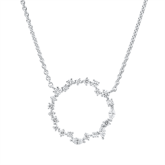 Collier 18 kt WG, mit ZÖ 40 cm + 43 cm, 3 Nav. 0,07 ct, TW-si, 19 Brill. 0,23 ct, W-si