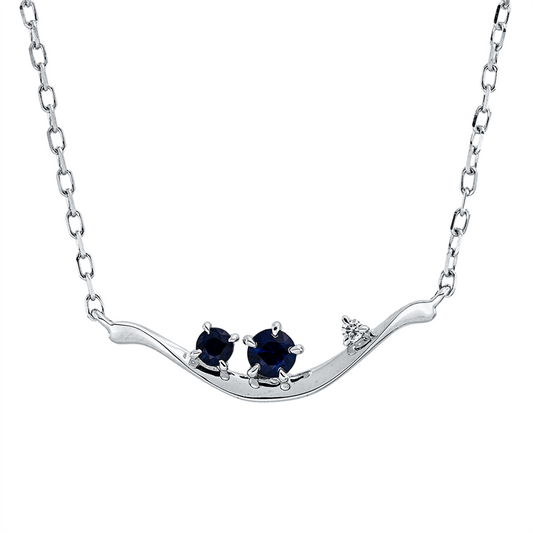 Collier 18 kt WG, 1 Brill. 0,01 ct, TW-pi, 1 Saphir 0,12 ct blau, 1 Saphir 0,07 ct blau