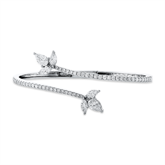 Armreif 18 kt WG, 2 Tropfen 0,92 ct, TW-vsi, 4 Nav. 0,67 ct, TW-vsi, 54 Brill. 1,11 ct, TW-vsi