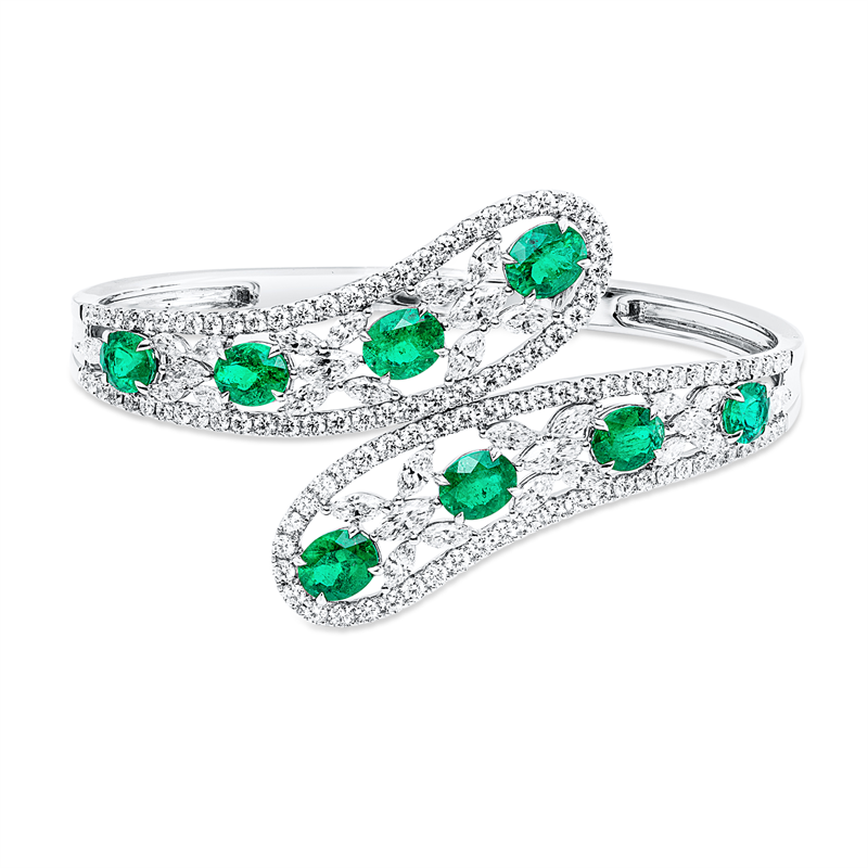 Armreif 18 kt WG, 108 Brill. 2,63 ct, F-vvs/vs, 32 Nav. 2,72 ct, F-vvs/vs, 8 Smaragde 5,55 ct grün