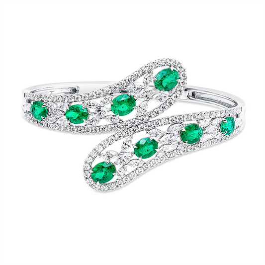 Armreif 18 kt WG, 108 Brill. 2,63 ct, F-vvs/vs, 32 Nav. 2,72 ct, F-vvs/vs, 8 Smaragde 5,55 ct grün