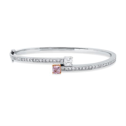 Armreif 18 kt WR, 2 GIA, 1 Cushion 0,44 ct, pink-vs1, 1 Assher 0,52 ct, F-vs2, 42 Brill. 1,49 ct, F-vsi