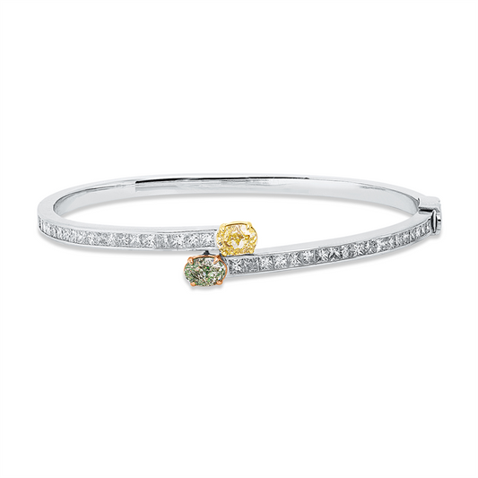 Armreif 18 kt WG+GG+RG, 2 GIA's, 1 Oval 0,54 ct, gelb-vs2, 38 Princ. 1,79 ct, F-vsi/si, 1 Oval 0,49 ct, grün